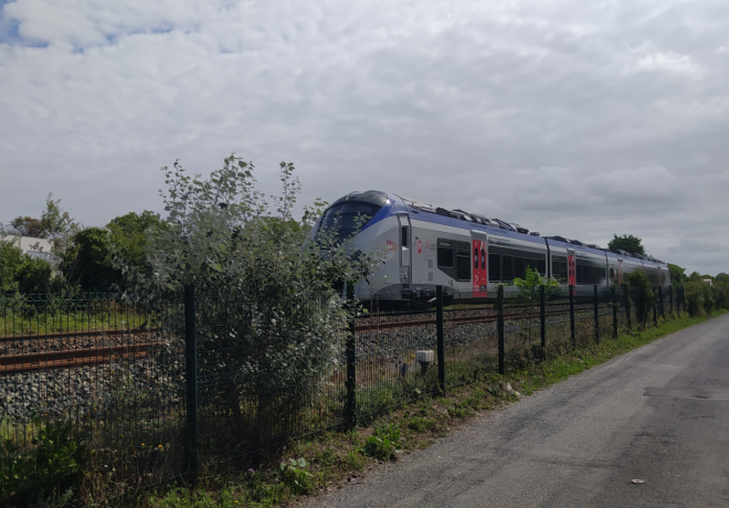 Châtelaillon 17340 - gare sortie La Rochelle_Z31500 Régiolis vers Saintes.PNG