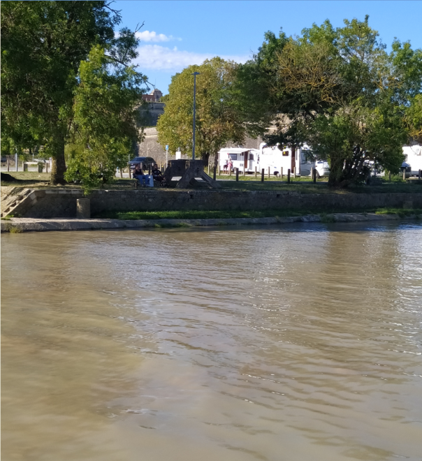 Blaye 33390 - heurtoir devant la citadelle - côté chenal.PNG