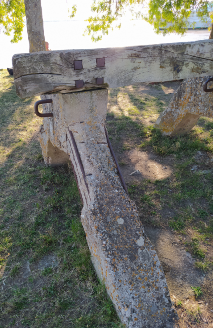 Blaye 33390 - heurtoir devant la citadelle - gros plan avant.PNG