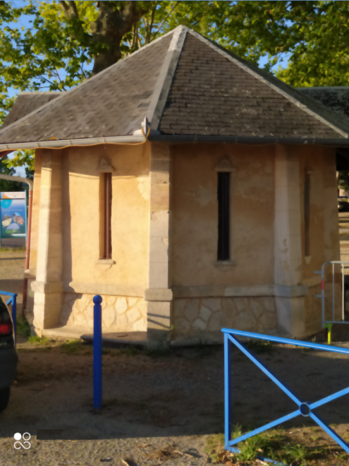 Blaye 33390 - embarcadère salle d'attente - pignon.PNG