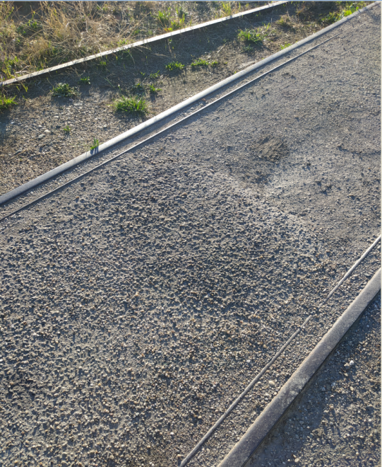 Blaye 33390 - voie enrobée au débarcadère - rail à gorge.PNG