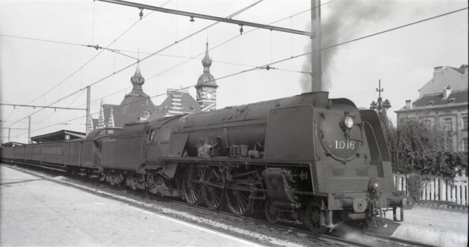 HLv 1.016 type 1 & voitures GCI_05.08.1955 @ Schaerbeek_Joop Quanjer_TW Q0906.jpg