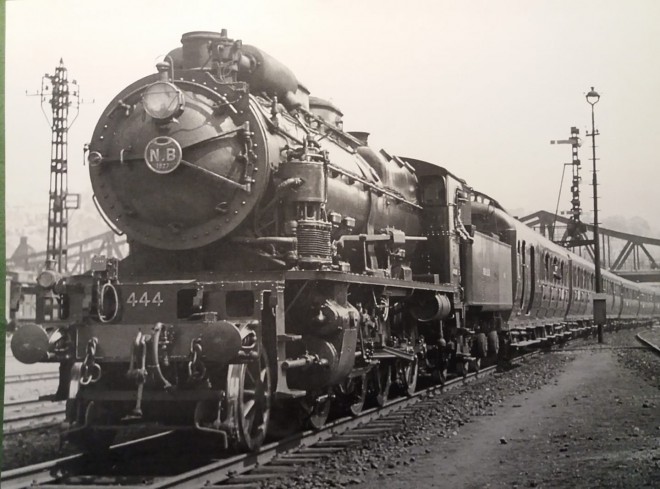 N-B 444 - type 48_xx.08.1939 @ gare de Namur - express Liège-Paris_Etienne Labar FB trains d'autrefois.jpg