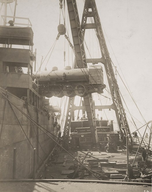 LOADING_LOCOMOTIVES_ON_VESSEL_FOR_SHIPMENT_OVERSEAS_45501832_.jpg