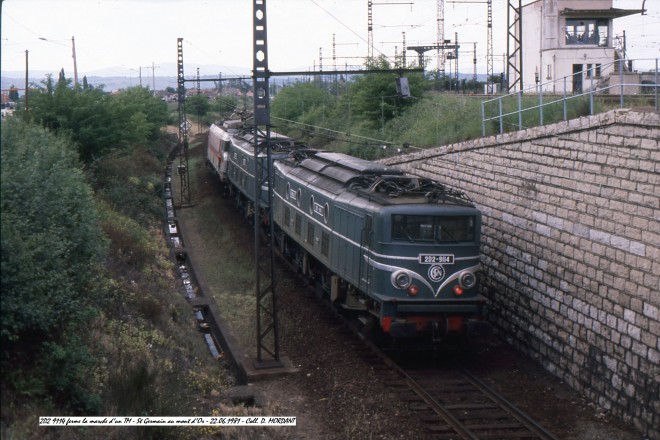 2D2 9114 ferme la marche d'un TM - St Germain au mont d'Or - 22.06.1981.jpg