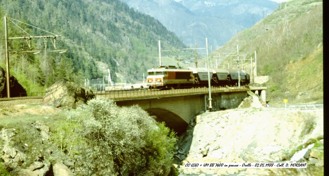 CC 6547 + UM BB 7400 en pousse - Orelle - 02.05.1988.jpg