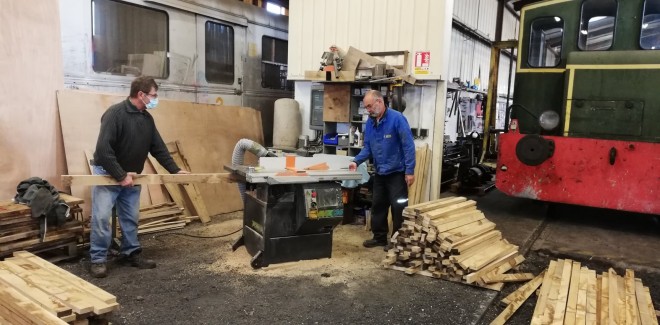 Alain et Dominique à l'usinage des bois de la future baladeuse.jpg