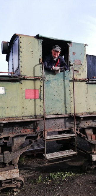 Bernard sur les travaux de restauration de l'intérieur de la cabine du tracteur à accumulateur.jpg