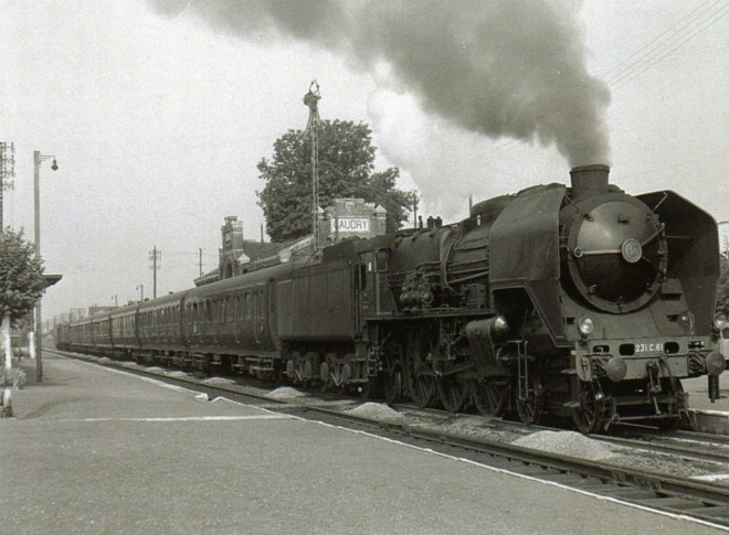 Caudry_-_Locomotive_Super-Pacific_en_gare.jpg