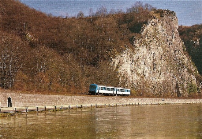 Autorail SNCF X4358 entre Dinant et Waulsort.jpg