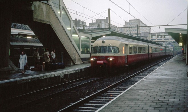 Last_TEE_Iris_entering_the_Gare_du_Quartier_Leopold_in_May_1981.jpg