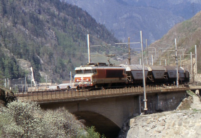 CC 6547 + UM BB 7400 en pousse - Orelle - 02.05.1988.jpg