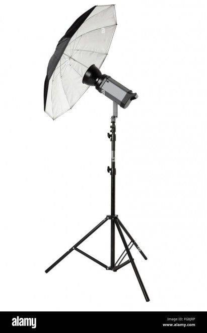 flash-studio-avec-parapluie-et-stand-sur-blanc-chemin-de-detourage-fg8jrp.jpg