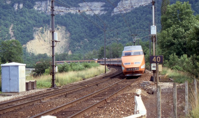 TGV 111 N°33003 Torcieu 06-1988-1131.jpg