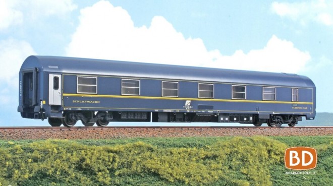Acme-50565-Carrozza-letti-Tipo-MU-tetto-blu-riga-gialla-FS-a-losanga-1024x573.jpg