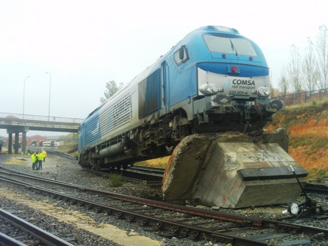 ES COMSA Rail Transport 335 001-4 Vossloh au heurtoir.jpg