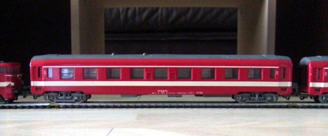 Voiture A9 Jouef.JPG