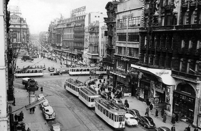 Place de Brouckère entrée Anspach.jpg
