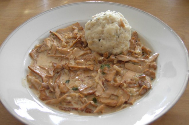 Eierschwammerl mit semmelknödel.JPG