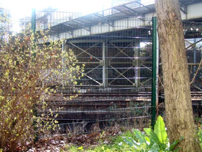 F-Pont enjambant la gare de Bécon.JPG