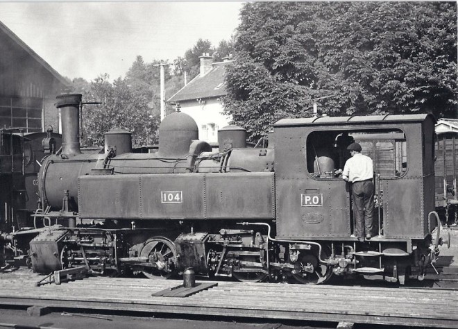 BVA 629-05 - Loco Tubize 020+020 T n° 104 au dépôt de TULLE.jpg