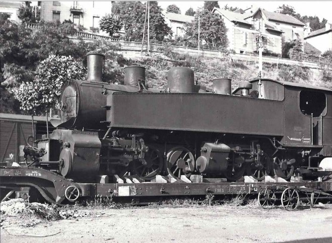 BVA 644-02 - Loco 030+030 T n° 41 chargée sur un wagon plat surbaissée en gare - TULLE.jpg