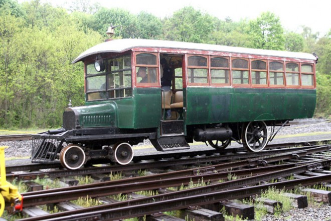 mackrailbus1921.jpg