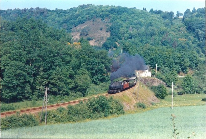 spécial FACS - BVA 650-00 - Train, loco 020+020 T n° 104 vers PANDRIGNES au PN de la tranchée.jpg