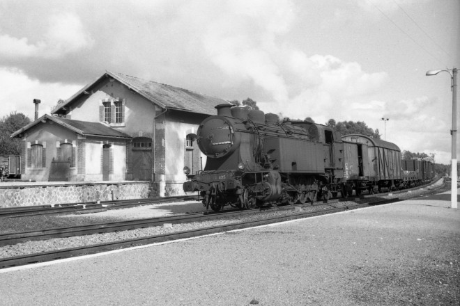 SNCF 007 - Egletons - 1968.09 - 141TA 425 dir. Tulle - Cl.-B. Rossinelli.jpg