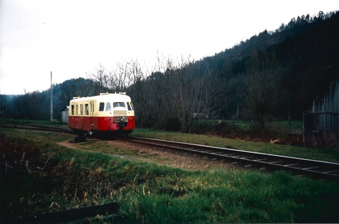 sc00028e7f01 ST CHAMANT Autorail Billard quittant la gare.jpg