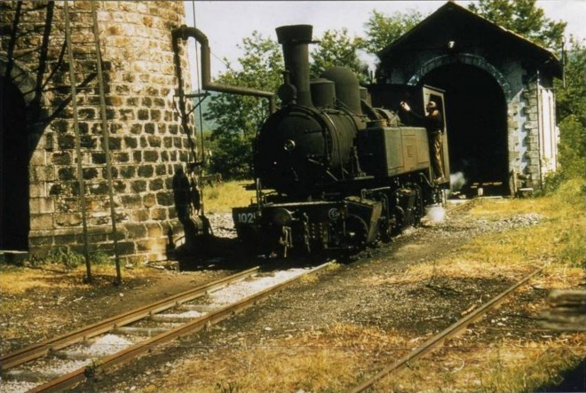 BVA 648-00 - Loco 020+020 T n° 102 au dépôt d´ ARGENTAT (19).jpg