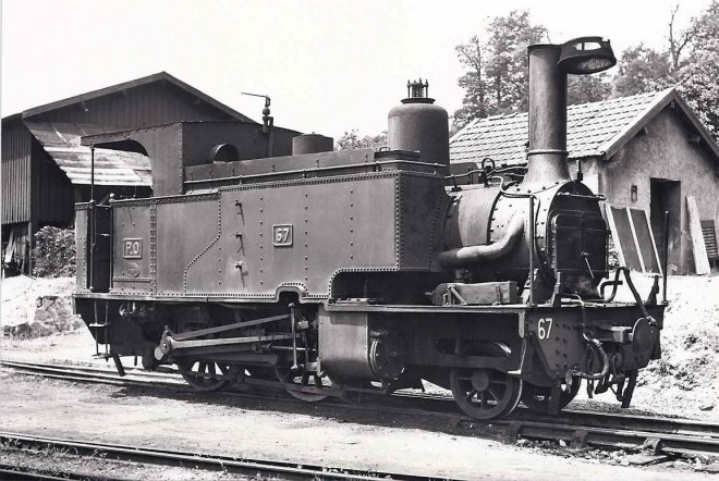 sc00055b1e BVA 629-03 - loco 120 T n° 67 au dépôt de TULLE.jpg