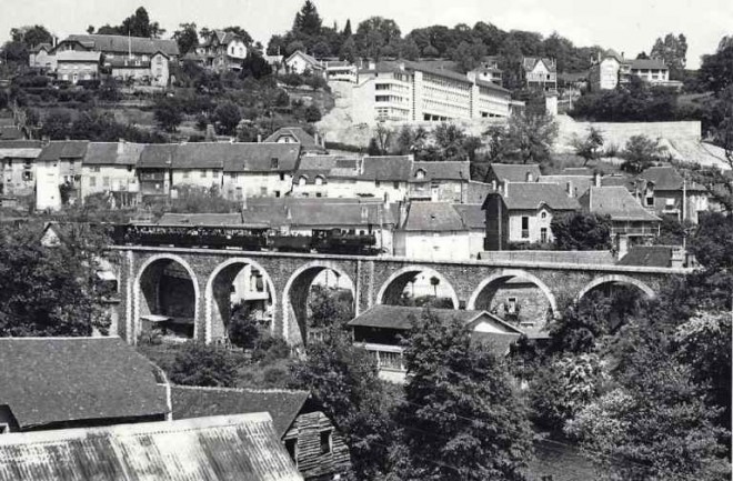 viaduc Uzerche Mai 1964 - BVA 629-01 - Train, loco 020+020 T n° 104 sur le viaduc - UZERCHE (19) - POC - SNCF.jpg