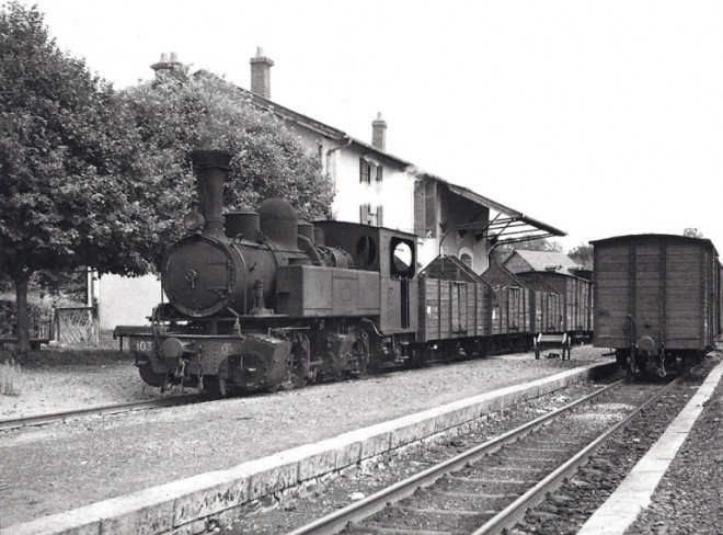 BVA 653-10 - Train, loco 020+020 T n° 103 en gare de CHAMBOULIVE (19) - POC - SNCF .jpg