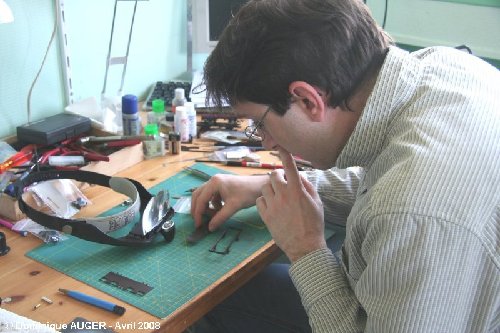Chris et le chassis 01 reduit.JPG