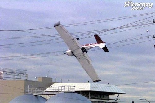 insolite--accident-crash-avion-dans-fils-electrique-mickamila.jpg