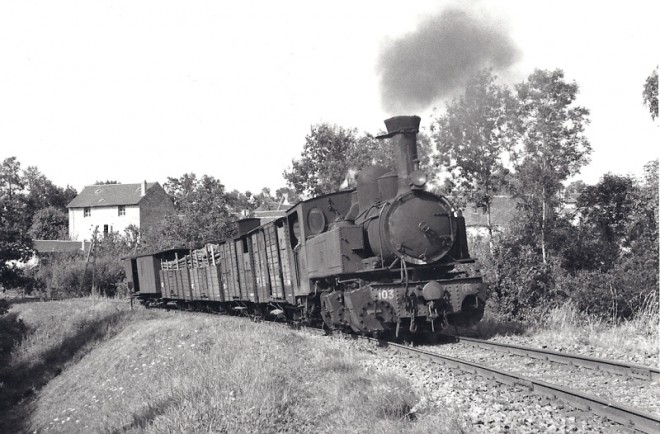 sc0003620f02 BVA 653-09 - Train, loco 020+020 T n° 103 vers CHAMBOULIVE.jpg