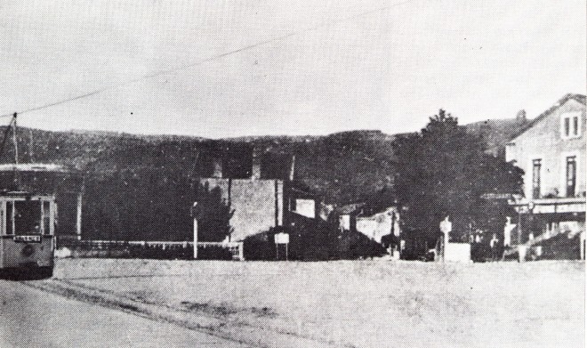 x7 St Péray VSP 1936-37 motrice N°3 allant du quai Doct. Jules Bouvat vers Valence a droite hotel Badet col Narbol.jpg
