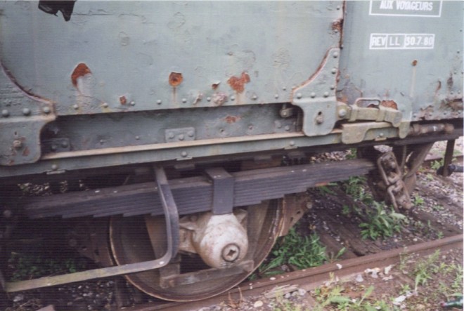 rivets porte et lame de ressort.jpg