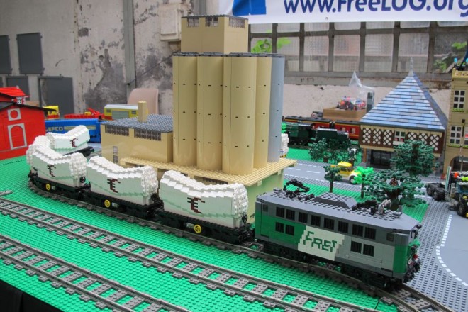 Post_06Lego3.JPG