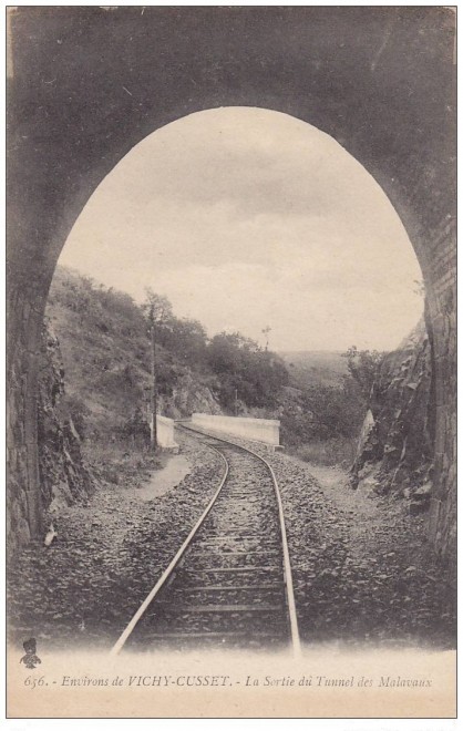 Gare-des-Malavaux-CUSSET tunel sortie.jpg