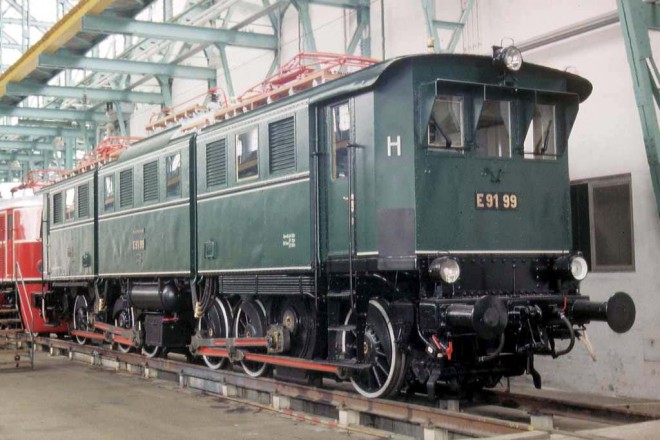 E 91 99 Munich-Freimann 1984.jpg