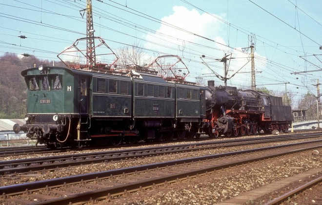 E 91 99 et 50-2988 à Plochingen le 21 avril 1991.jpg