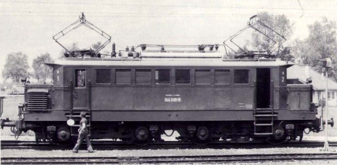 144 001-5 DB Eschenlohe Juillet 1977.jpg