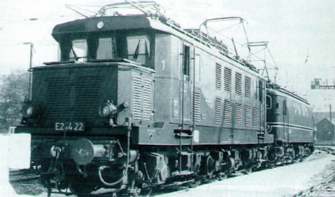 E 244 22 en gare d'Annecy.jpg