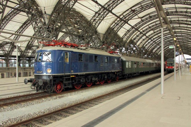 E 18 047 (118 047-0) en gare de Dresde 23 juil 2011.jpg