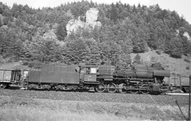 36 - 052 241 et train de fret.jpg