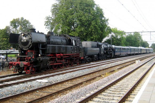 BR 65 018 et 52 3879 Dieren NL 02092012.jpg