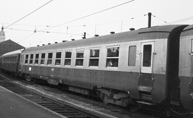 35 - B10 DEV U58 bicol à Paris Lyon.jpg