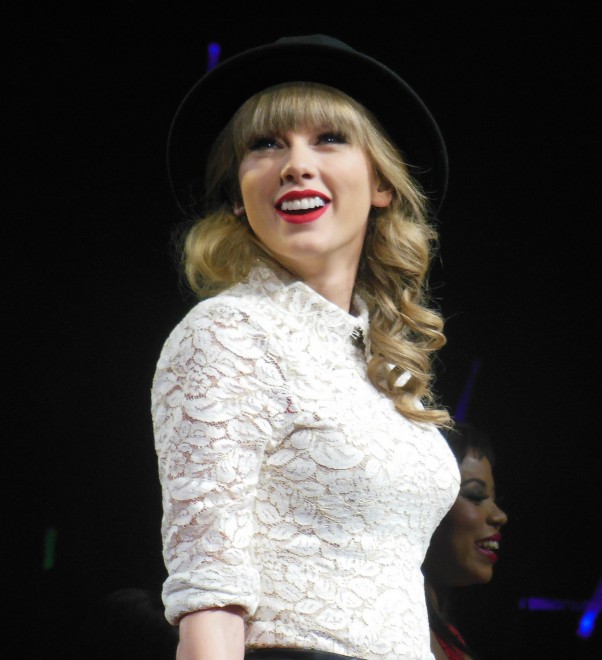 Taylor_Swift_-_Red_Tour_06.jpg